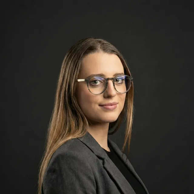 Zara Vazquez, Redes Sociales en Extranjería Clara